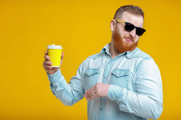 red beard man holding cup with coffee - Foto, immagini