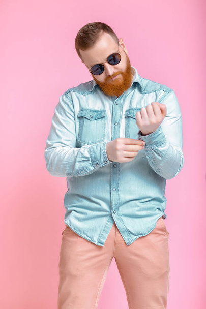 beard man in sunglasses and denim shirt - Foto, Imagen