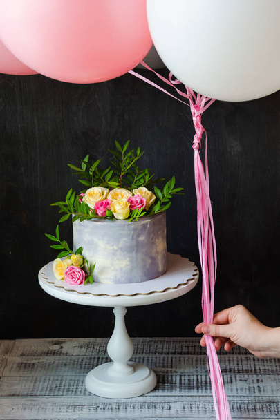 30th fnniversary cake with roses on cake stand - Φωτογραφία, εικόνα