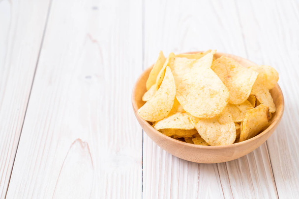 potato chips on plate - Foto, Bild