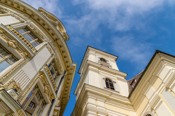 Sibiu-Architektur an einem sonnigen Tag vor blauem Himmel - Foto, Bild