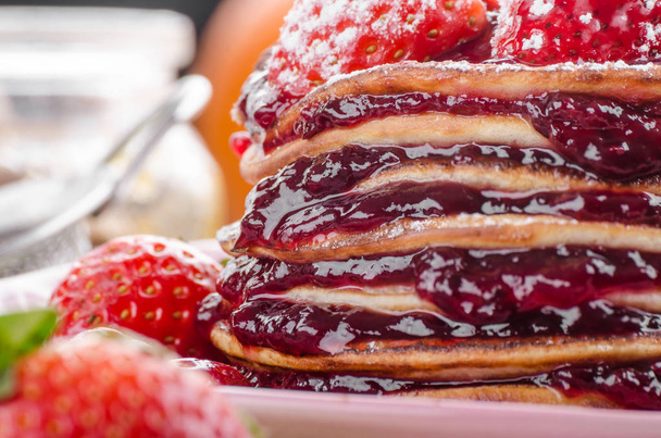 Pancakes strawberry, sugar and jam - Foto, immagini