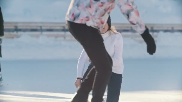 Русская девушка катается на коньках, падает и стоит на общественном катке
 - Кадры, видео