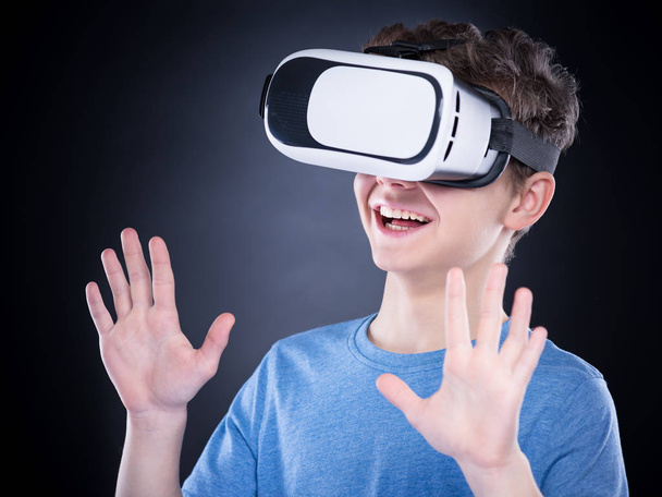 Teen boy in VR glasses - Foto, afbeelding