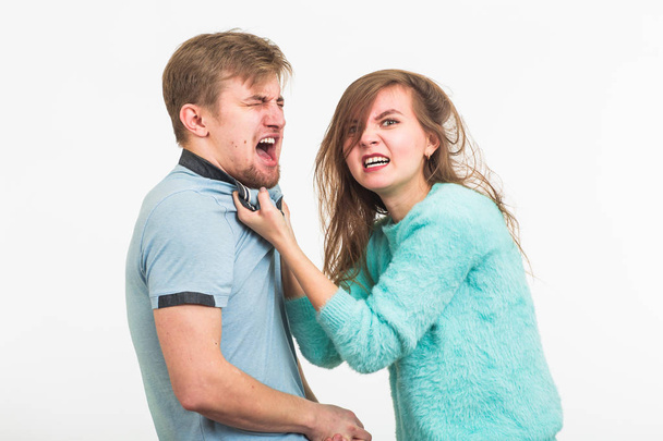 concept de violence conjugale, d'abus et de personnes - La querelle dans la famille sur fond blanc
 - Photo, image
