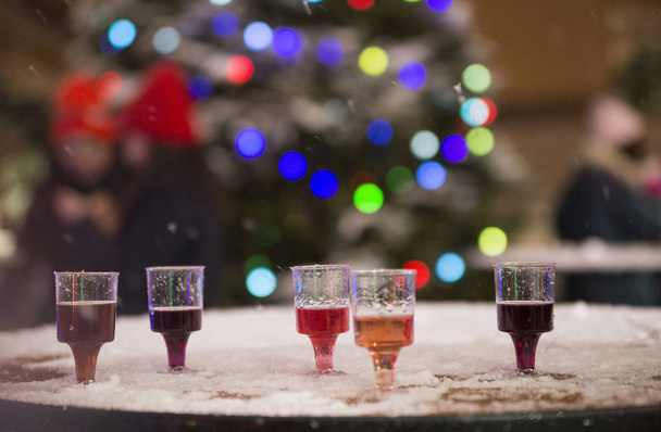 bir kar masaya küçük gözlük alkol ile stand - Fotoğraf, Görsel