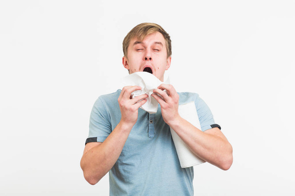 Ο άνθρωπος φτέρνισμα στούντιο πορτρέτου έννοια σε λευκό φόντο - Φωτογραφία, εικόνα