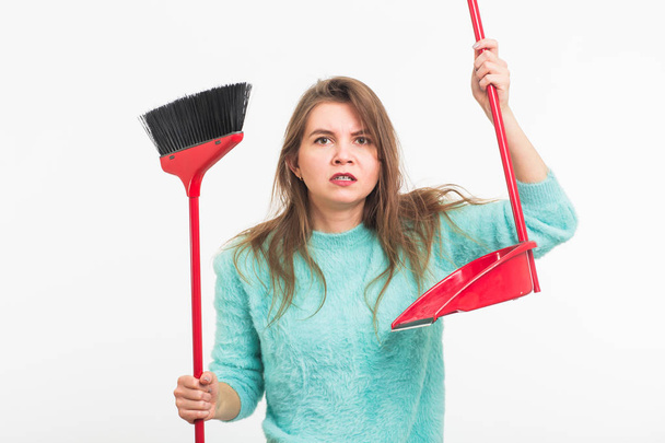 Donna o casalinga che tiene la scopa, stanca di pulire, su sfondo bianco, isolata con spazio su copia
. - Foto, immagini