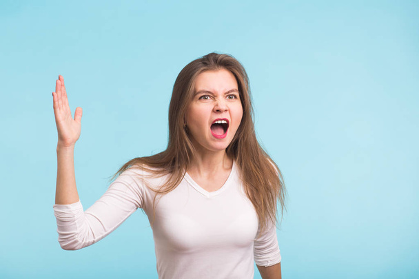Mujer agresiva enojada grita
 - Foto, imagen
