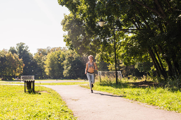 zdravého životního stylu mladých fitness žena běží venku - Fotografie, Obrázek