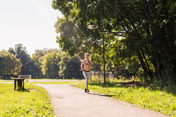 υγιεινός τρόπος ζωής γυναίκα νέοι γυμναστήριο τρέξιμο σε εξωτερικούς χώρους - Φωτογραφία, εικόνα