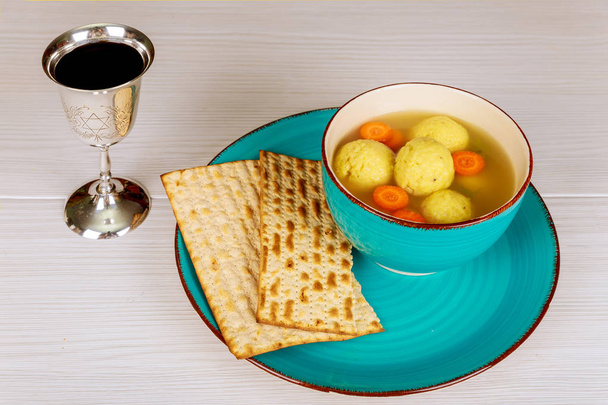 Deliciosa sopa de bolas Matzoh con símbolos Pesaj Pascua
 - Foto, imagen