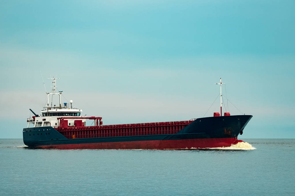 Dovoz zboží. Velké modré nákladní loď stěhování do přístavu Riga - Fotografie, Obrázek