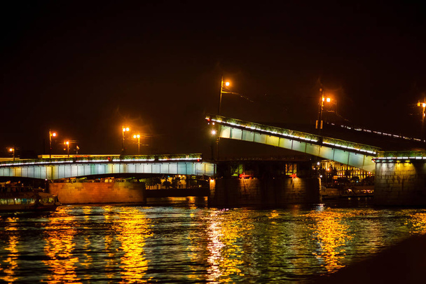 Rusya. St. Petersburg. 08/26/2017. Asma köprü. Palace Bridge. Gece şehir. - Fotoğraf, Görsel