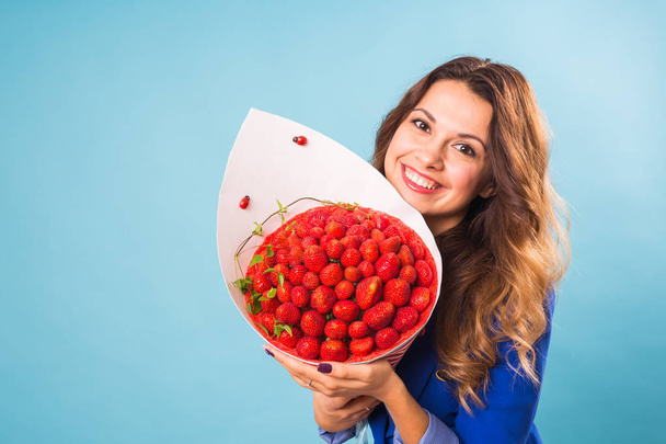 junge Frau mit einem Strauß Erdbeeren - Foto, Bild