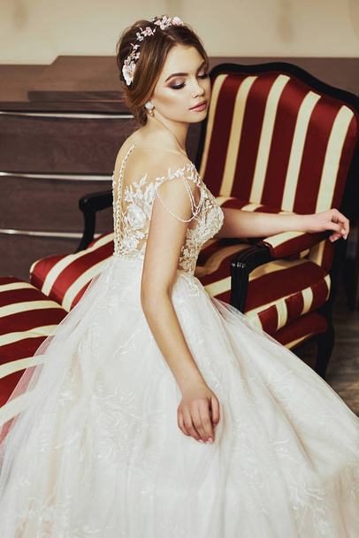 Bride in a luxury apartment in a wedding dress - Φωτογραφία, εικόνα
