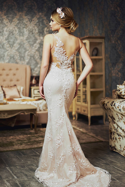 Bride in a luxury apartment in a wedding dress - Foto, afbeelding