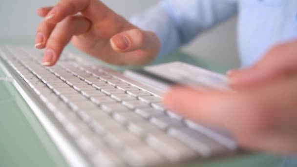 Γυναίκα πληρώνει από αγορές με πιστωτική κάρτα στο διαδίκτυο. Γυναίκα υπάλληλος γραφείου δακτυλογράφηση στο πληκτρολόγιο. Online πληρωμή έννοια - Πλάνα, βίντεο