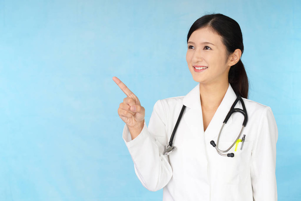 Sorridente medico asiatico
 - Foto, immagini