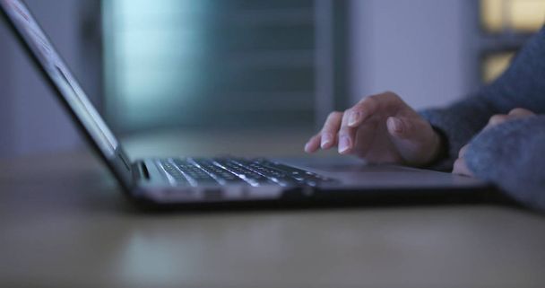 Vrouw die werkt op laptopcomputer 's nachts  - Foto, afbeelding