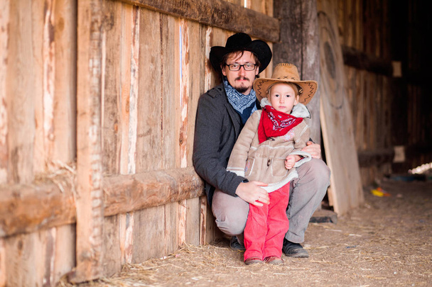 Táta a dcera oblečený v kovbojských stylu bavit na farmě - Fotografie, Obrázek