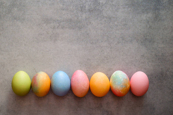 Pasen eieren op grijze achtergrond met ruimte - Foto, afbeelding