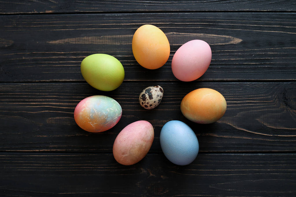 Κομψή κορνίζα φόντο με ορτύκια και πολύχρωμα Πασχαλινά αυγά. Έννοια του Πάσχα. - Φωτογραφία, εικόνα