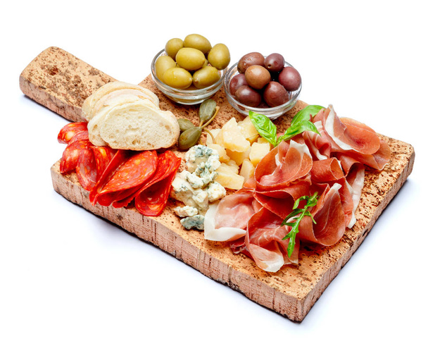 Italian prosciutto crudo or spanish jamon, cheese, olives and bread - Foto, afbeelding