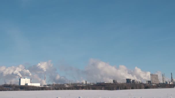 Skyline suurten energia- ja kemian tehtaan putket ja säiliöt
 - Materiaali, video