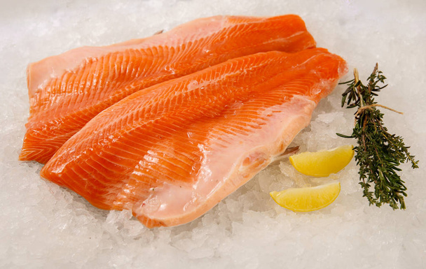 Fish red, fresh on ice, salmon, trout, slices, steak - Foto, afbeelding