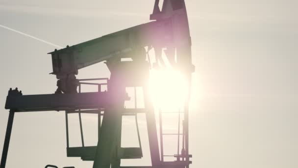 Крупный план работающего нефтяного насоса в яркий солнечный день
 - Кадры, видео