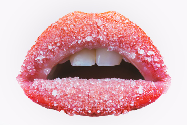 Сладкие розовые губы молодой женщины. Модный макияж для губ с сахаром. Сахар вместо блеска для губ. Розовая помада для макияжа. Губы закрываются. Зубы и губы изолированы на белом фоне. Ощутимый
 - Фото, изображение