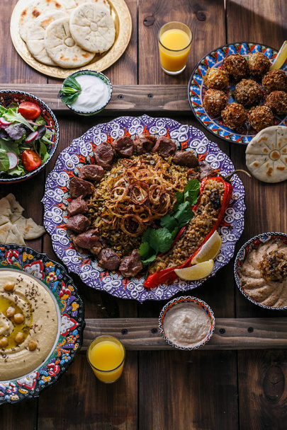 Lähi-idän tai arabian ruokia ja valikoituja meze tummalla pohjalla
 - Valokuva, kuva