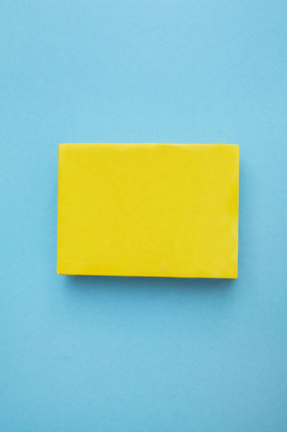 bright yellow box on a blue background - Zdjęcie, obraz