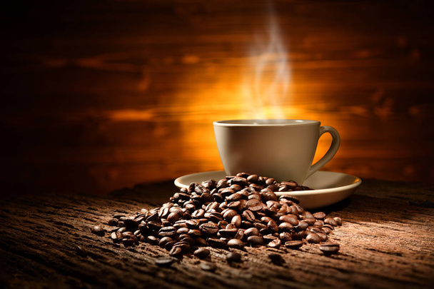 Kuppi kahvia savua ja kahvipapuja vanha puinen tausta - Valokuva, kuva