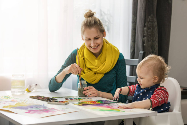 matka a dítě malování akvarelů doma - Fotografie, Obrázek