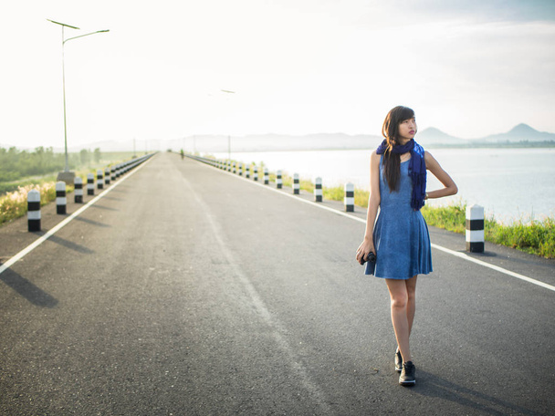 solitaire femme marche sur la route avec robe hiver mode
 - Photo, image