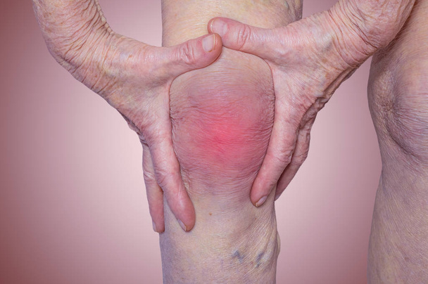 Ανώτερος γυναίκα κρατώντας το γόνατο με πόνο - Φωτογραφία, εικόνα