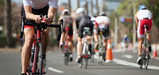 Rekabet, bir yarış sürme bisikletçi sporcular bisiklet yarış Ironman rekabet sırasında Bisiklete binme - Fotoğraf, Görsel