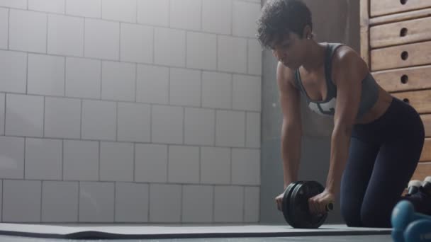 młody dopasowanie i dźwięk kobieta robi trening fitness w słoneczny loft - Materiał filmowy, wideo