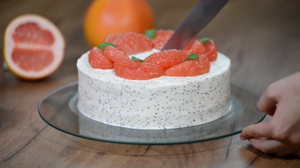 Zelfgemaakte cake met grapefruit. Knip een fluitje van een cent - Video