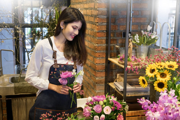 mladé ženy podnikání vlastníka květinářství provedení kytice před f - Fotografie, Obrázek