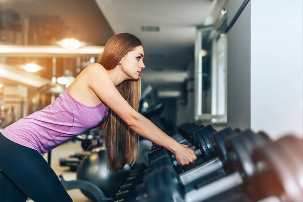sexy sporty girl with long hair training in the gym - Φωτογραφία, εικόνα