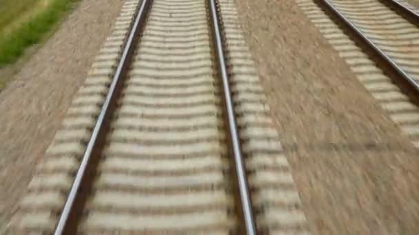kilátás a sínek menekülő vonat - Felvétel, videó
