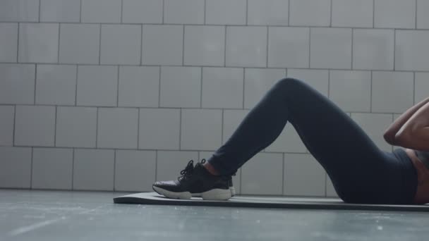 vista lateral dolly video de negro mujer hace un abs routin en el suelo i synny loft
 - Imágenes, Vídeo