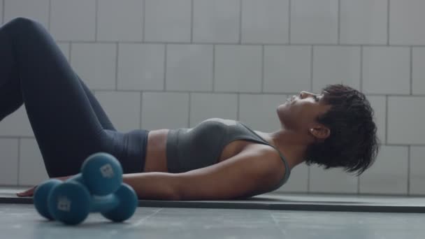 vista lateral dolly video de negro mujer hace un abs routin en el suelo i synny loft
 - Metraje, vídeo