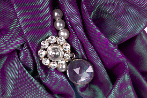 gemstone in purple fabric - Foto, Bild