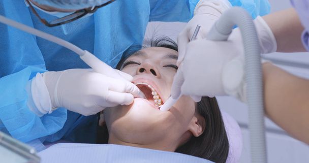 El dentista examina los dientes del paciente
  - Foto, Imagen