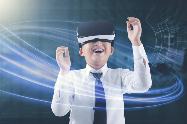 Kid learning with his virtual reality headset - Фото, зображення