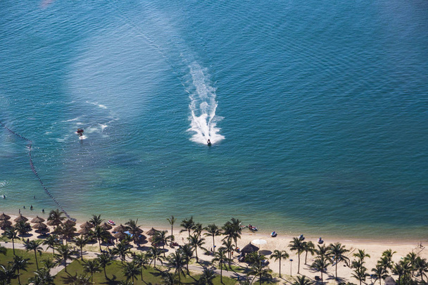 ranta toiminta: antenni näkymä jet ski ratsastaa lähellä rantaa
 - Valokuva, kuva